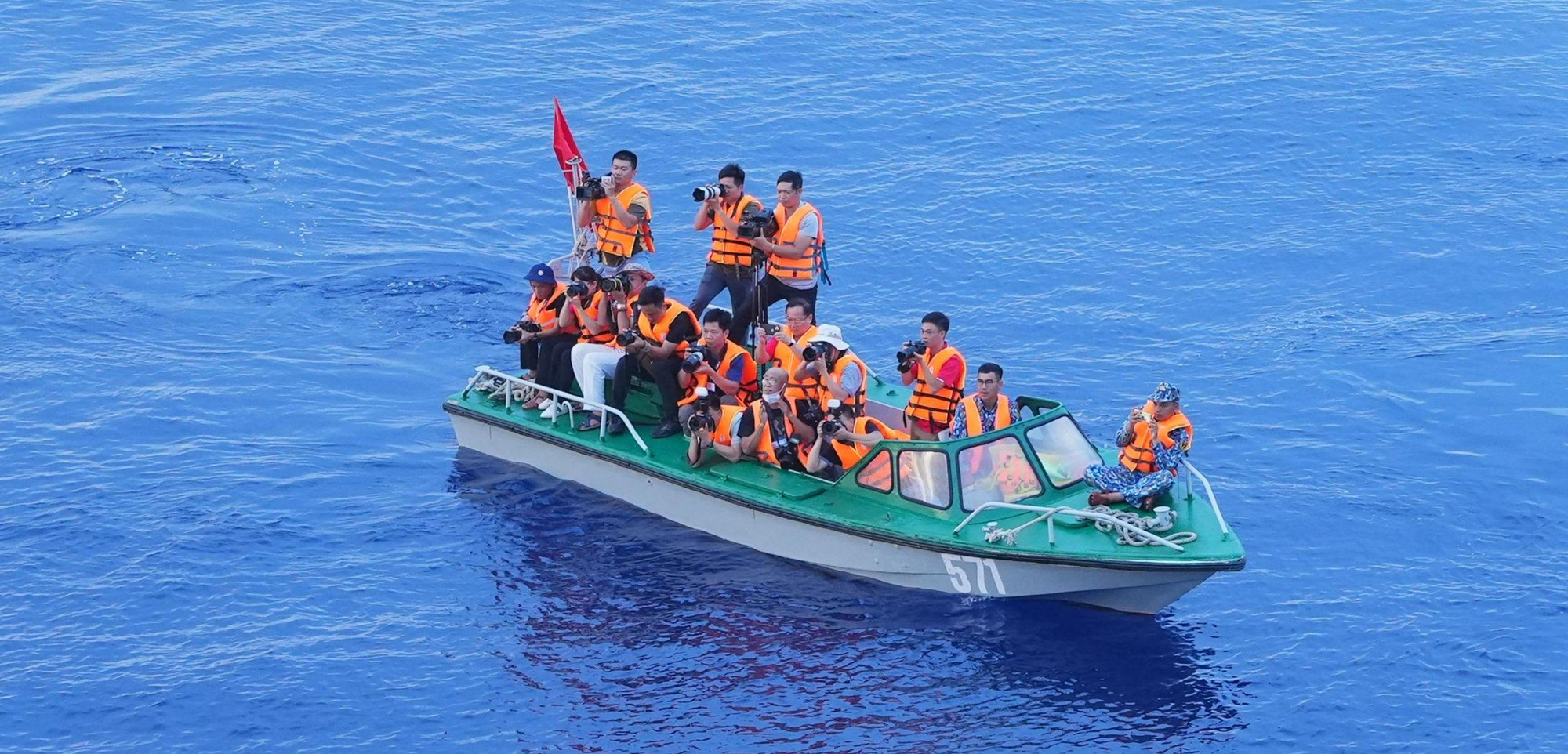 Chiếc xuồng chở phóng viên ảnh được thả xuống từ tàu mẹ Chiếc xuồng chở phóng viên ảnh được thả xuống từ tàu mẹ