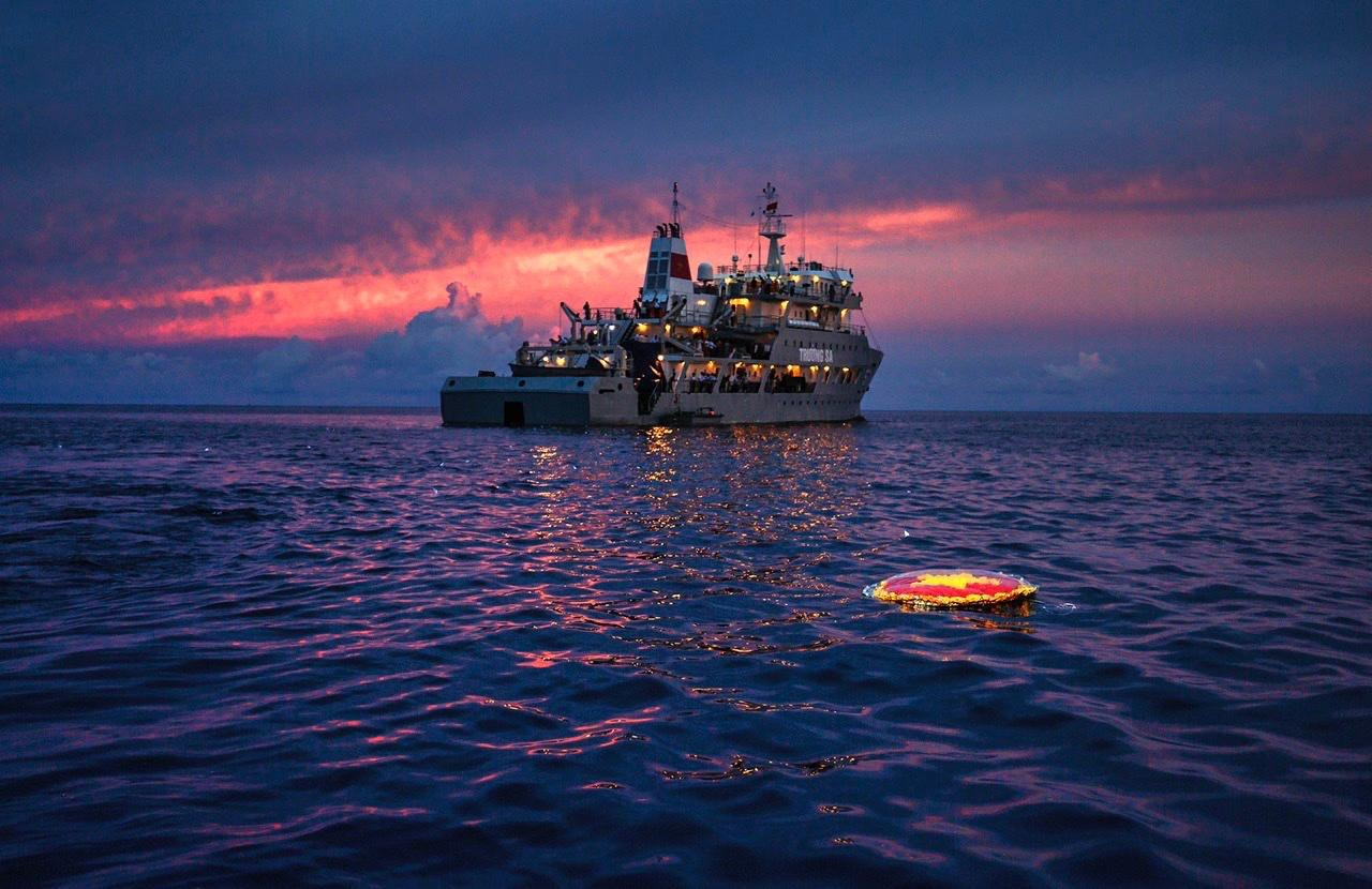 Con tàu và vòng hoa trong ráng hoàng hôn. Ảnh: Nguyễn Đức Nguyên Con tàu và vòng hoa trong ráng hoàng hôn. Ảnh: Nguyễn Đức Nguyên