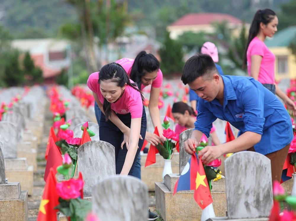 Ảnh 1: Các thí sinh Hoa hậu Việt Nam cùng ĐVTN Nghệ An chăm sóc nghĩa trang để chuẩn bị dâng 11.000 cây nến và nén nhang tại Nghĩa trang Việt - Lào ở Anh Sơn, Nghệ An. Ảnh 2: Một phần nghĩa trang khi nến và hương được thắp lên Ảnh 1: Các thí sinh Hoa hậu Việt Nam cùng ĐVTN Nghệ An chăm sóc nghĩa trang để chuẩn bị dâng 11.000 cây nến và nén nhang tại Nghĩa trang Việt - Lào ở Anh Sơn, Nghệ An. Ảnh 2: Một phần nghĩa trang khi nến và hương được thắp lên