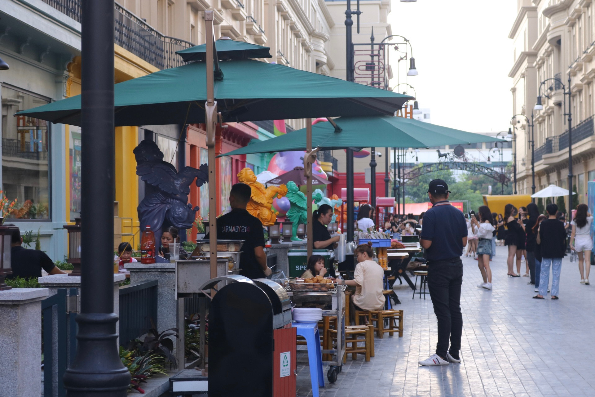 Phố đi bộ đậm chất châu Âu ở Hà Nội thu hút giới trẻ đến check-in | Báo điện tử Tiền Phong