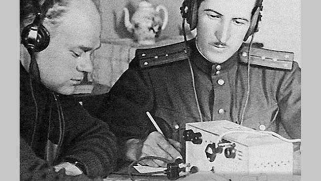 Điệp viên hai mang Demyanov đang truyền thông tin về cho quân Đức. Ảnh: RIA Novosti.