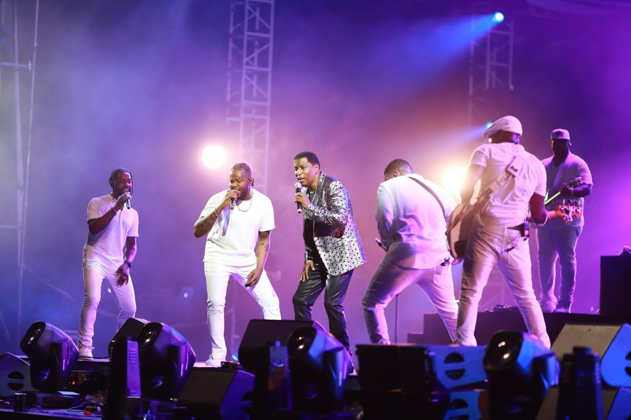 Tất cả thành viên ban nhạc của Babyface đều mặc đồng phục trắng- Ảnh: HÒ DÔ.