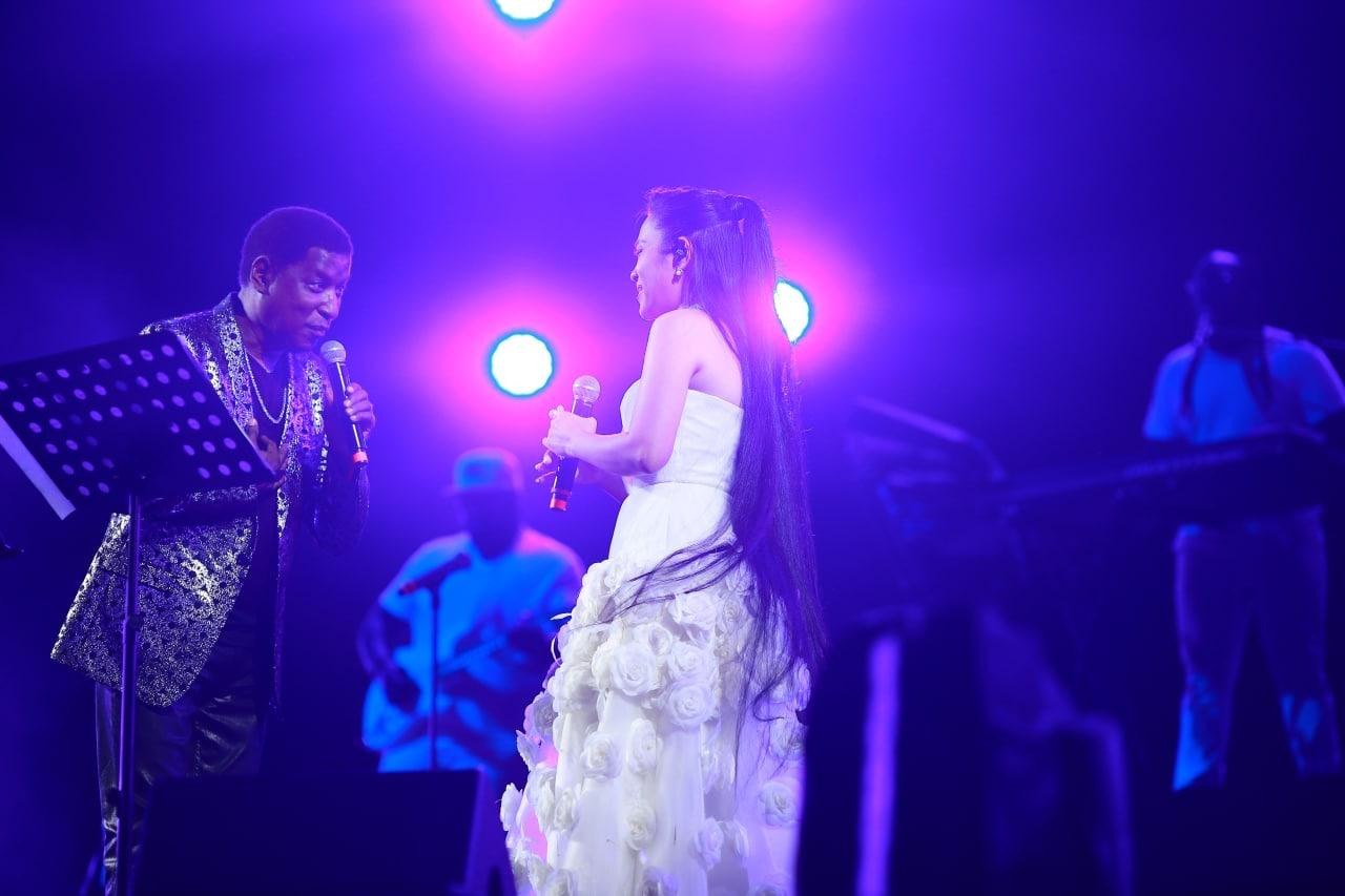 Babyface "nâng niu" giọng hát Ngọc Mai trên sân khấu. Ảnh: HÒ DÔ.