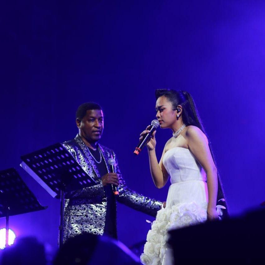 Ngọc Mai dù vẫn phải nhìn lời nhưng đã có một phần trình diễn chỉn chu cùng Babyface. Ảnh: HÒ DÔ.