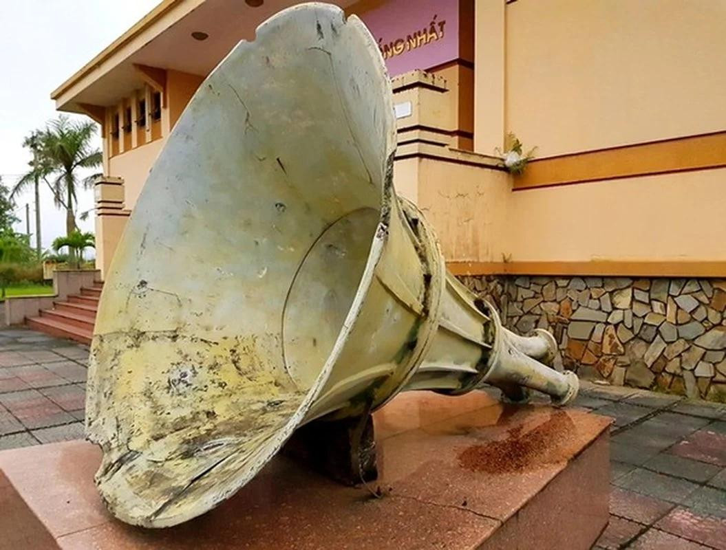 Chiếc loa có đường kính vành loa 1,7 mét, công suất 500W xuất hiện ở bờ Bắc sông Bến Hải. Chiếc loa có đường kính vành loa 1,7 mét, công suất 500W xuất hiện ở bờ Bắc sông Bến Hải.