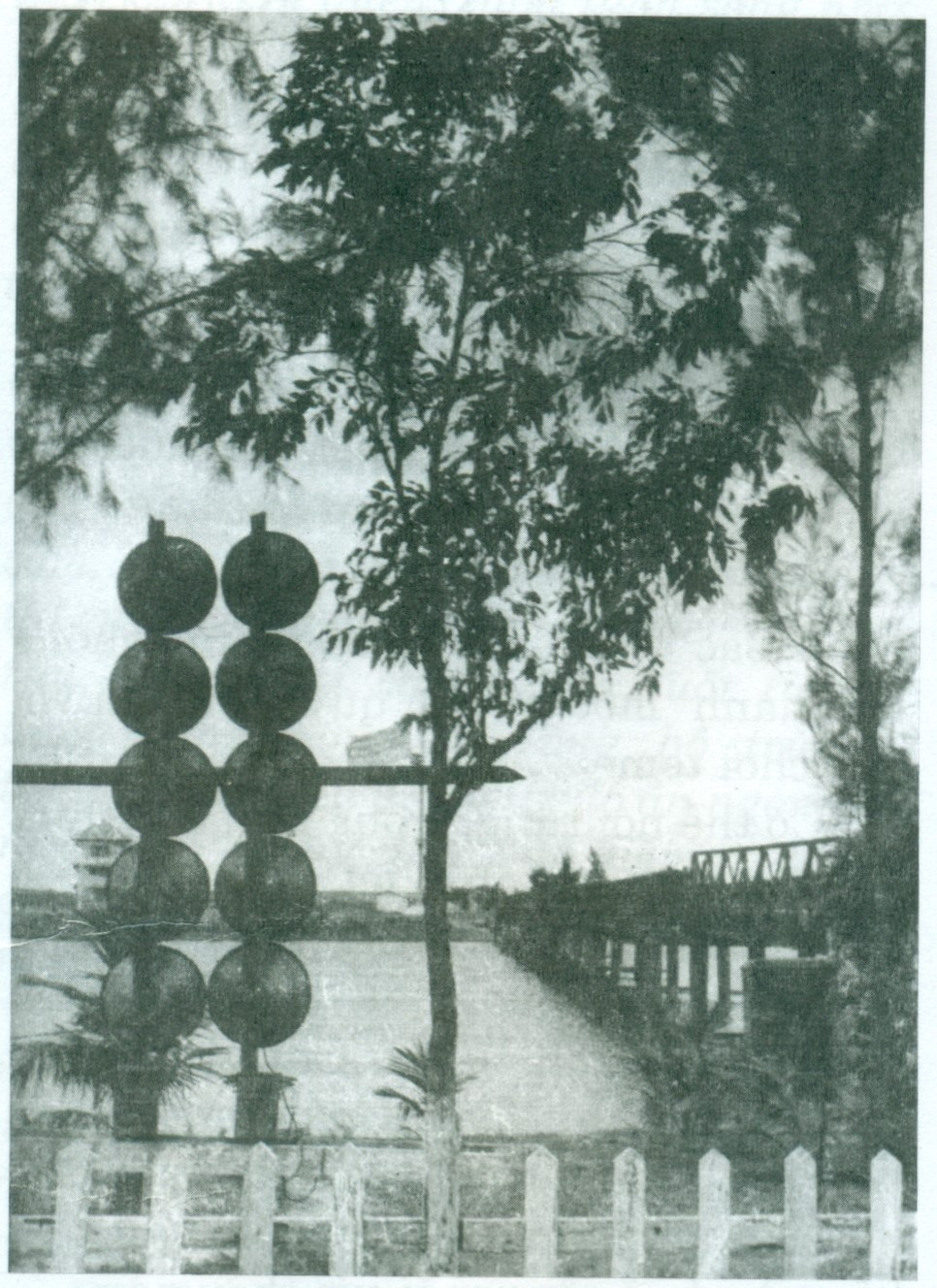 Dàn loa phóng thanh bên bờ Bắc cầu Hiền Lương. Ảnh: T.L Dàn loa phóng thanh bên bờ Bắc cầu Hiền Lương. Ảnh: T.L