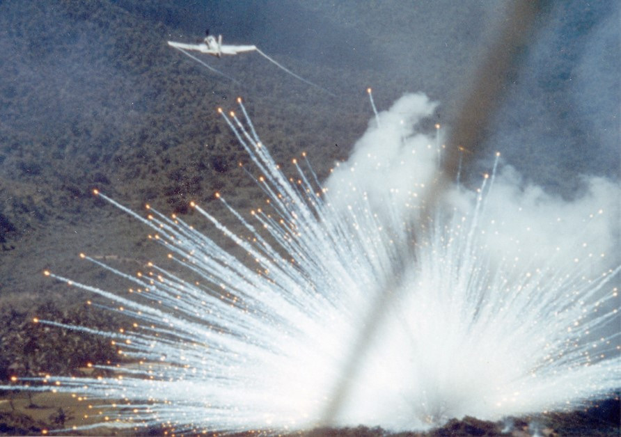 Máy bay A-1E Skyraider của Mỹ thả bom chứa phốt pho trắng vào một vị trí của bộ đội Việt Nam, năm 1966. (Ảnh: TTXVN/AP) Máy bay A-1E Skyraider của Mỹ thả bom chứa phốt pho trắng vào một vị trí của bộ đội Việt Nam, năm 1966. (Ảnh: TTXVN/AP)