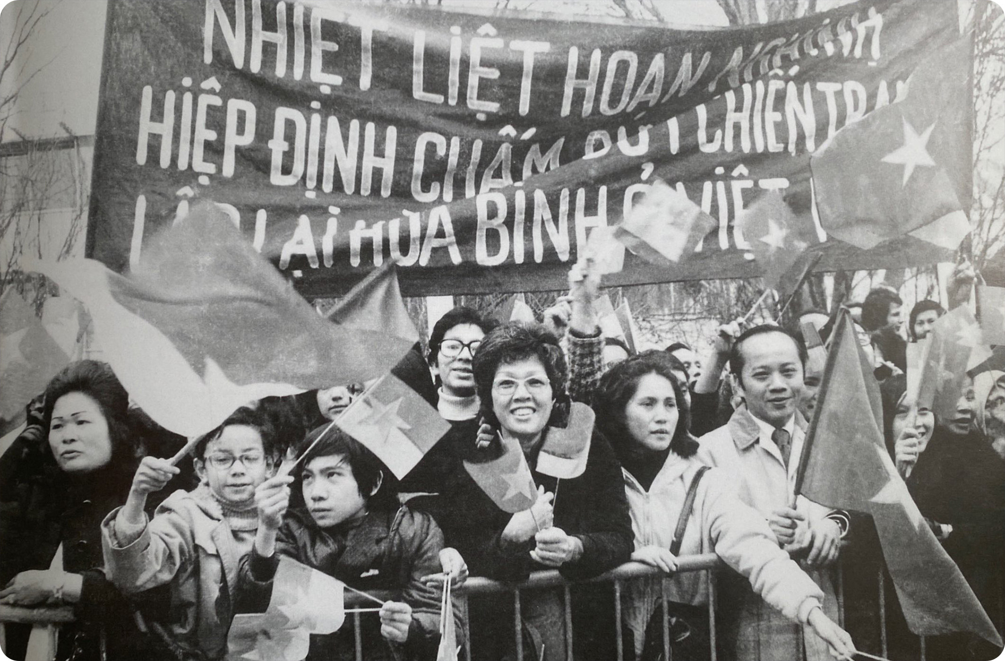 Việt kiều ở Paris hoan nghênh Hiệp định về chấm dứt chiến tranh, lập lại hòa bình ở Việt Nam được ký kết năm 1973. Việt kiều ở Paris hoan nghênh Hiệp định về chấm dứt chiến tranh, lập lại hòa bình ở Việt Nam được ký kết năm 1973.