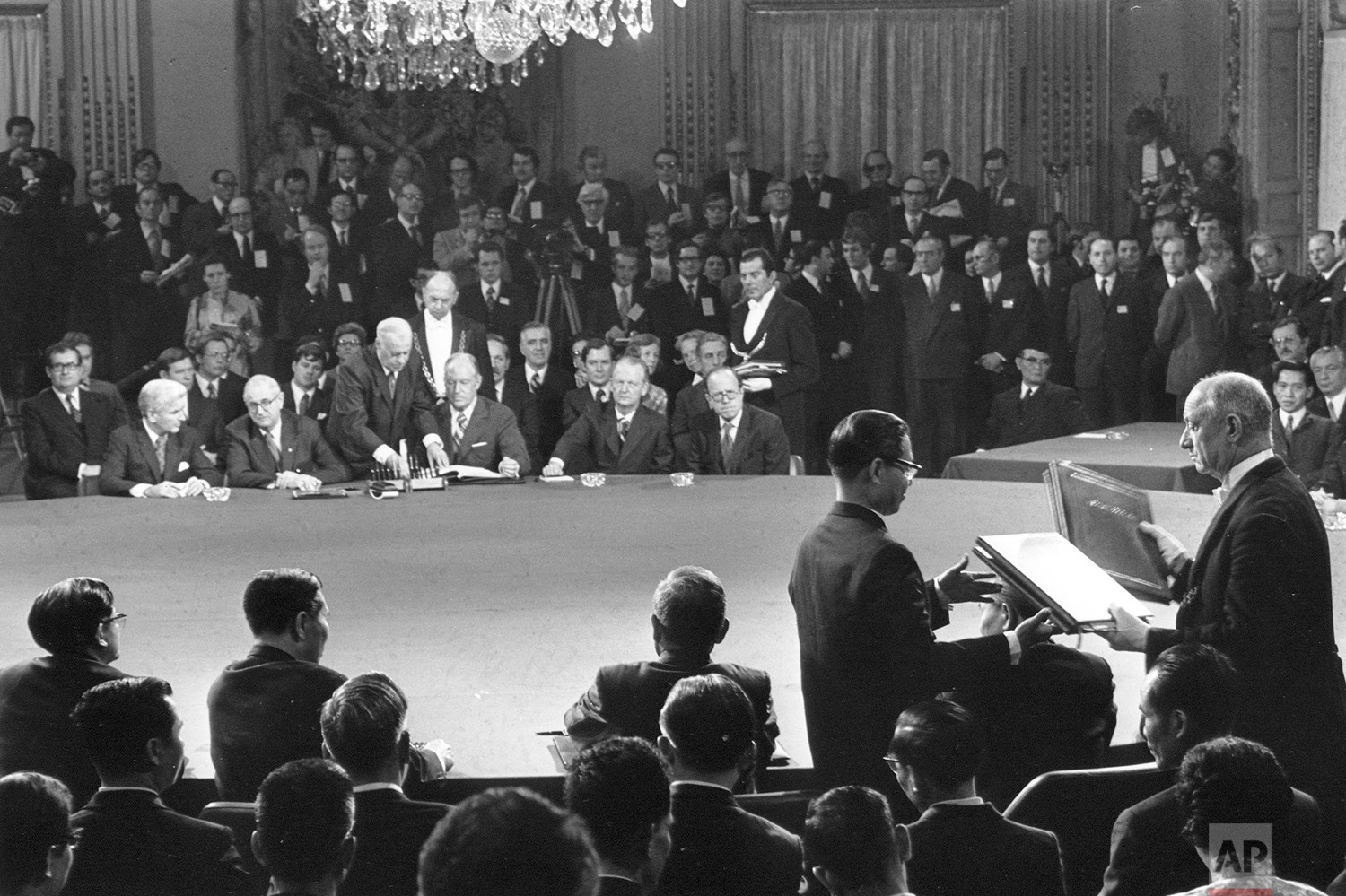 Thời khắc ký kết Hiệp định Paris về chấm dứt chiến tranh Việt Nam năm 1973. Ảnh: AP Thời khắc ký kết Hiệp định Paris về chấm dứt chiến tranh Việt Nam năm 1973. Ảnh: AP