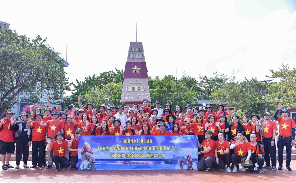 Đoàn kiều bào tiêu biểu tới thăm quần đảo Trường Sa năm 2023. Ảnh: Thế giới và Việt Nam