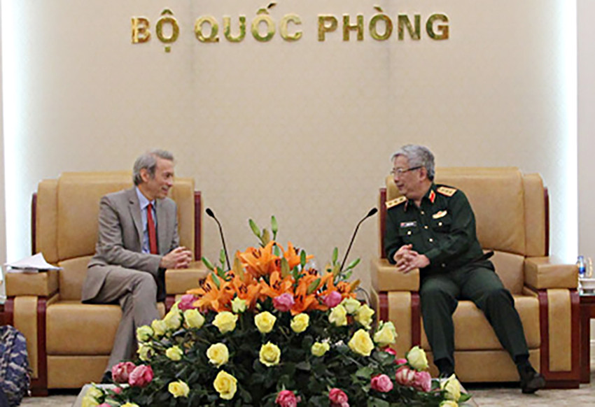 Thượng tướng Nguyễn Chí Vịnh tiếp Cố vấn Thượng Nghị sĩ Hoa Kỳ. Ảnh bqp.vn