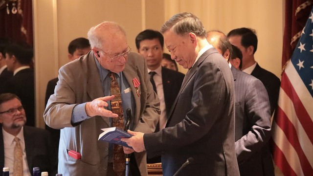 Ông John McAuliff trong cuộc gặp Tổng Bí thư, Chủ tịch nước Tô Lâm tại New York tháng 9/2024 Ông John McAuliff trong cuộc gặp Tổng Bí thư, Chủ tịch nước Tô Lâm tại New York tháng 9/2024