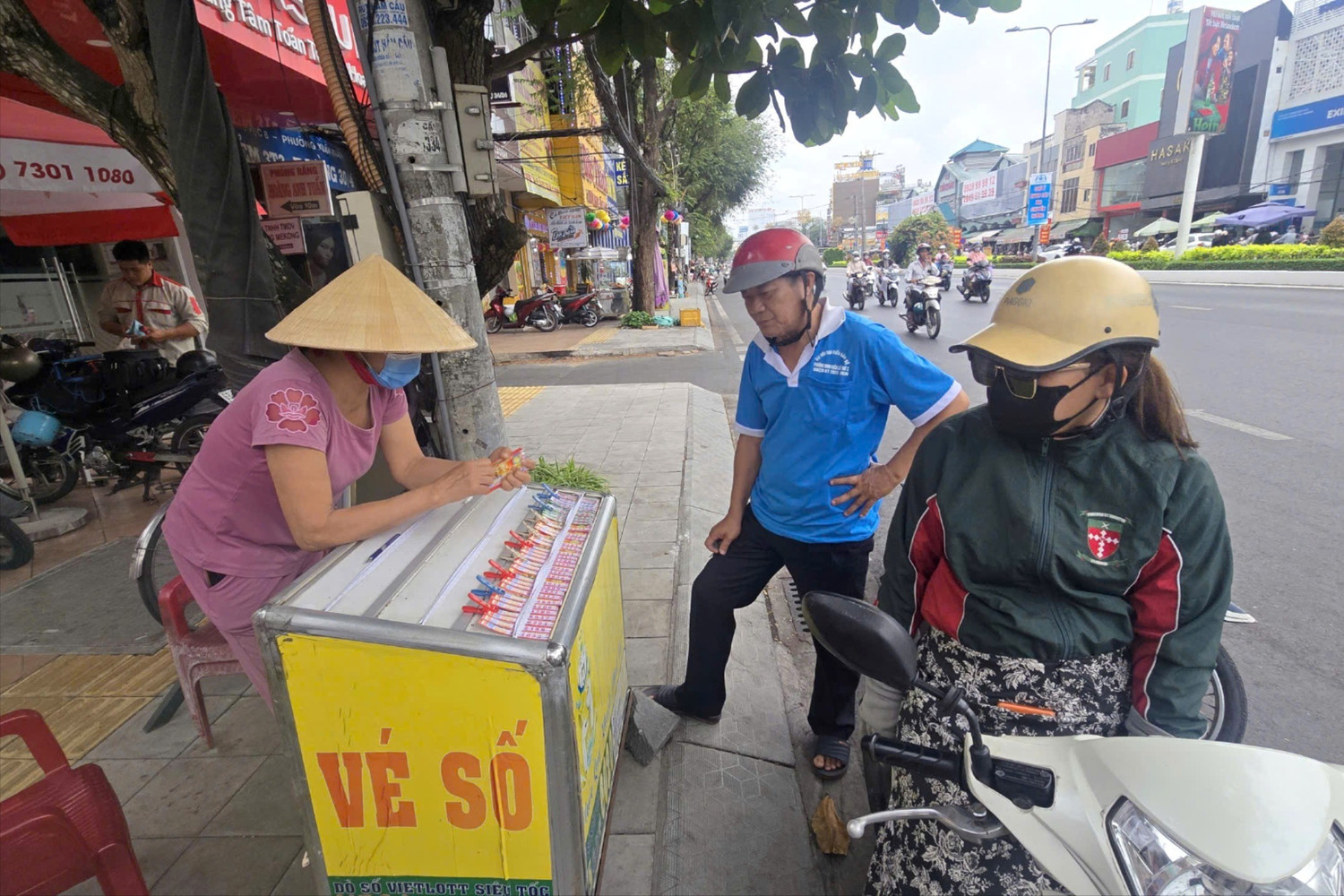 Ngày Vía Thần tài: Tấp nập mua xổ số, cá lóc nướng chốt đơn livestream ầm ầm