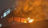 Cháy dữ dội nhà trọ 8 tầng ở Hà Nội