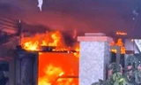 Lửa ngùn ngụt thiêu rụi ô tô trong sân nhà ở Ninh Bình