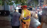Hà Nội: Tài xế 'liêu xiêu' rời quán nhậu được CSGT dìu vào chốt lập biên bản