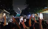 Hàng trăm người dân quay video, livestream trước nhà Huấn Hoa Hồng vào đêm 6/8.