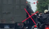 CSGT Hà Nội xử lý nhóm thanh niên ‘đầu trần’ đi xe máy, bám vào xe chở phạm nhân