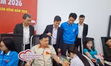 Các tình nguyện viên hiến máu tại chương trình.