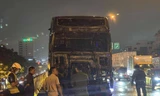 Hà Nội: Xe tải bốc cháy ngùn ngụt ở đường Vành đai 3 trên cao