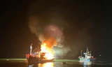 Tàu cá bốc cháy ngùn ngụt khi đang neo đậu tránh bão tại cửa Sa Kỳ