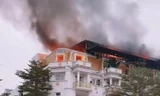 Hà Nội: Lửa cháy ngùn ngụt tại dãy biệt thự liền kề Geleximco trên đường Lê Trọng Tấn