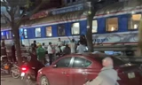 Hà Nội: Tài xế xe máy văng xa hàng chục mét, tử vong sau va chạm với tàu hỏa