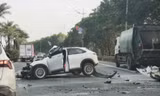Hà Nội: Ô tô con va chạm xe chở rác, 1 người bị thương