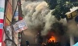 Hà Nội: Cơ sở thu mua phế liệu bốc cháy dữ dội, lan sang 2 nhà liền kề
