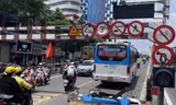 Xử phạt tài xế xe khách đâm vào thanh giới hạn chiều cao cầu vượt Tây Sơn - Thái Hà