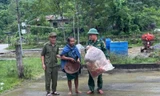 Bộ đội Biên phòng giúp dân sơ tán đến nơi an toàn.