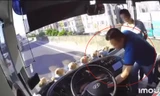 Mâu thuẫn ở đường Vành đai 3 trên cao, một người đàn ông lao lên xe khách rút chìa khóa rồi bỏ đi