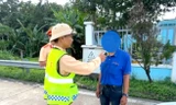 Phát hiện tài xế vi phạm nồng độ cồn kịch khung, CSGT lập tức điều xe khác chở 45 khách du lịch