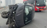 Hà Nội: Tài xế taxi buồn ngủ đâm đổ rào chắn phân làn, ô tô lật nghiêng