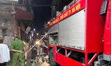 Cháy chung cư mini ở Hà Nội, nhiều người lên tầng thượng kêu cứu