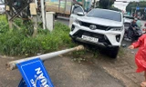 Chiếc xe mất lái tông vào trụ biển báo bên đường