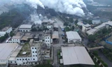 Những khu nhà máy xả khói trắng, phủ mờ khu vực xung quanh