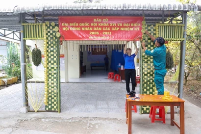 Độc đáo cổng điểm bầu cử được kết bằng lá dừa ở An Giang