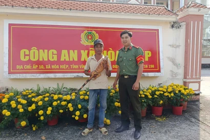 Phát hiện rồng Nam Mỹ sau nhà, người dân đem nộp công an