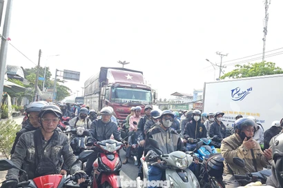 Cửa ngõ miền Tây đông nghẹt xe cộ về quê đón Tết