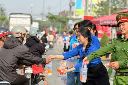 Trạm dừng chân nghĩa tình tiếp sức bà con về quê ăn Tết 