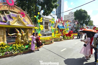 Đường hoa nghệ thuật Cần Thơ nườm nượp khách