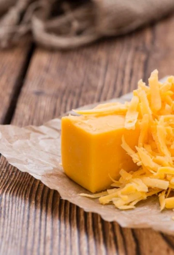 Sự thật bất ngờ về màu vàng như nghệ của phô mai