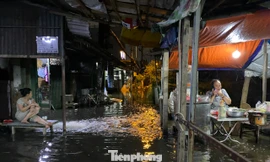 Triều cường đạt đỉnh, người dân TPHCM vật lộn chống ngập