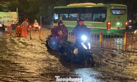 Mưa xối xả tại TPHCM, xe chết máy la liệt, người dân vất vả chống ngập