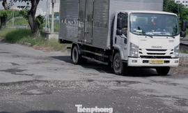 Hầm chui 830 tỷ thông xe chưa lâu, ổ gà chi chít 'chặn lối'