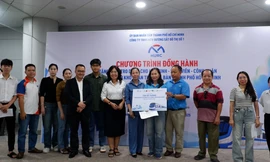 Đại diện Công ty TNHH MTV Đường sắt đô thị số 1 TPHCM và nhà tài trợ tặng vé tháng cho công nhân, người lao động có hoàn cảnh khó khăn tại TPHCM. Ảnh: Hữu Huy