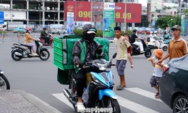 400.000 xe máy xăng sang xe điện ở TPHCM: Tài xế công nghệ trăm mối ngổn ngang 