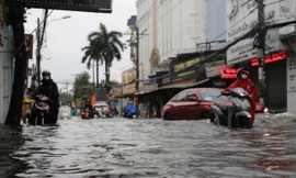 Mưa kéo dài, đường phố TPHCM, Đồng Nai ngập sâu, hàng loạt xe chết máy 