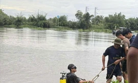 Tìm người đàn ông mất tích sau va chạm ca nô trên sông Vàm Cỏ Đông